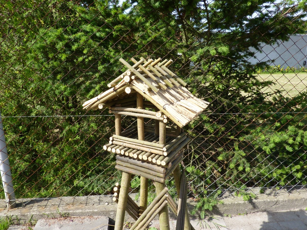 Karmnik prostokątny z dachem dwuspadowym.
