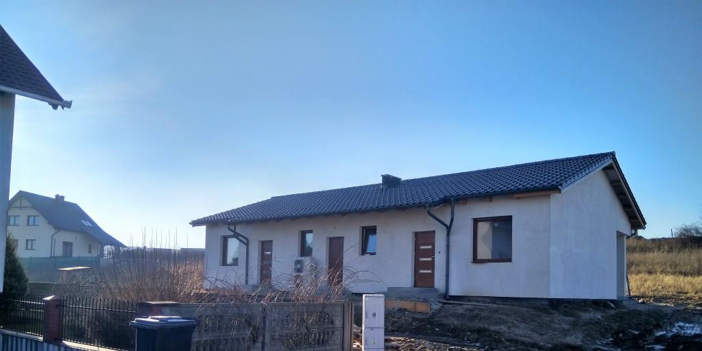 Dwa niezależne mieszkania oraz kotłownia.