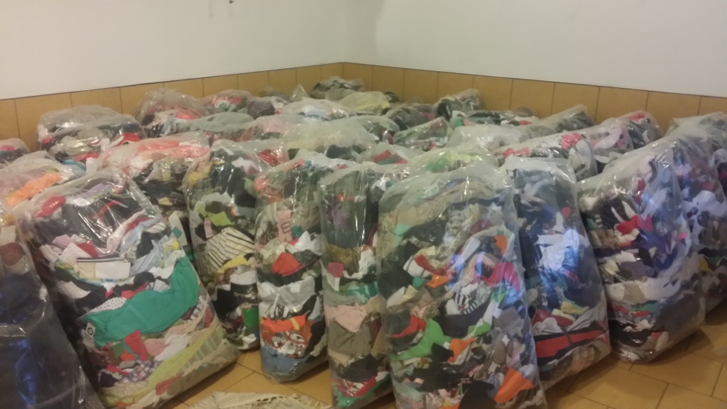 Worki z odzieżą używaną zapakowane bezpośrednio we Włoszech.