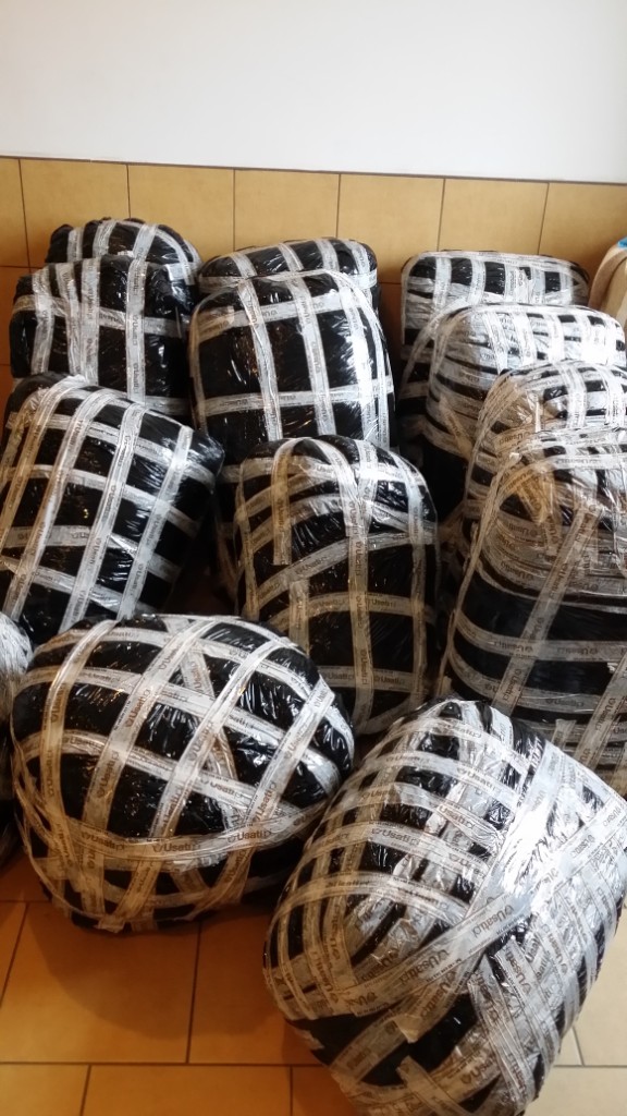 Pojedyncze paczki z odzieżą sortowaną gotowe do wysyłki.