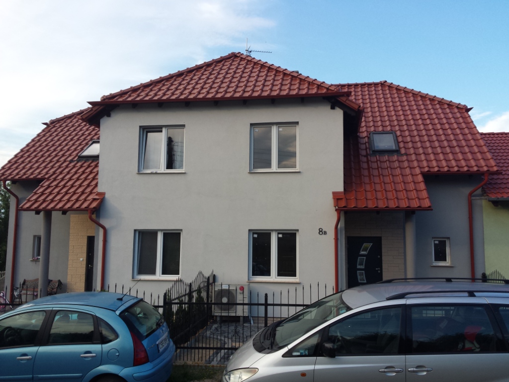 Każda część o powierzchni użytkowej z piwnicami około 165m2.